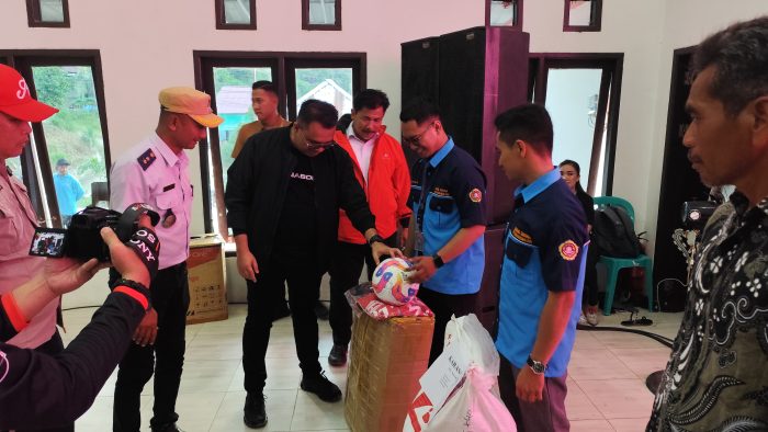 Bantuan sarana olahraga oleh pemerintah daerah kepada karang taruna Kelurahan Maluhu