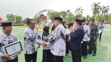 Bupati Kukar Aulia Rahman Basri saat memberikan penghargaan kepada guru berprestasi di Kukar, termasuk dalam bidang olahraga.