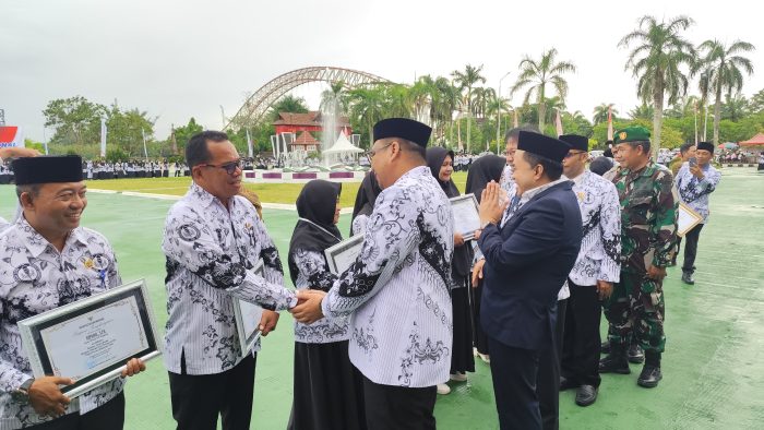 Bupati Kukar Aulia Rahman Basri saat memberikan penghargaan kepada guru berprestasi di Kukar, termasuk dalam bidang olahraga.