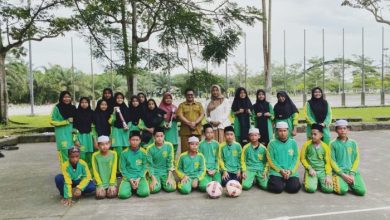 Kepala Dispora Kukar, Aji Ali Husni memberikan bantuan alat olahraga kepada MTS Al Abgory