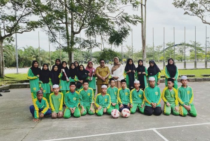 Kepala Dispora Kukar, Aji Ali Husni memberikan bantuan alat olahraga kepada MTS Al Abgory