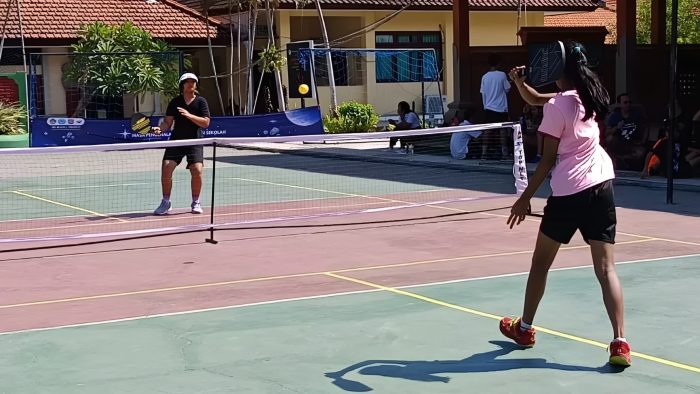 Ilustrasi pertandingan Pickleball di sekolah