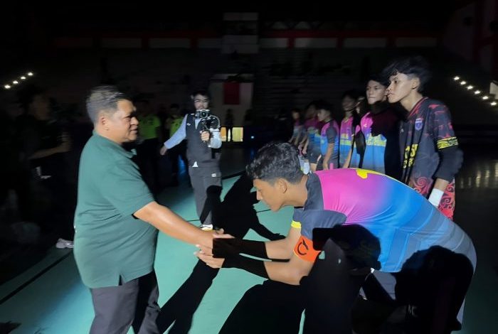 Kepala Dispora Kukar, Aji Ali Husni saat memberikan semangat kepada para atlet sebelum pertandingan.