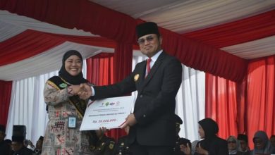 Ketua FKP Kukar, Indah Yulitasari Saat Menerima Penghargaan dari Gubernur Kaltim, Rudy Mas'ud