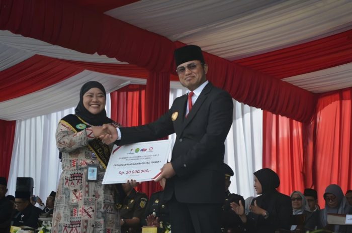 Ketua FKP Kukar, Indah Yulitasari Saat Menerima Penghargaan dari Gubernur Kaltim, Rudy Mas'ud