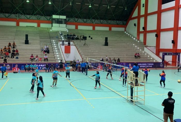 Pertandingan di event Turnamen Voli KNPI Cup 2025.