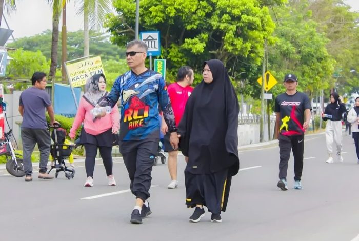 Suasana masyarakat sedang berolahraga di kawasan Taman Tiik Nol