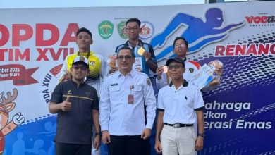 Atlet renang Rama Vardana Priyandono saat naik podium Juara 1.