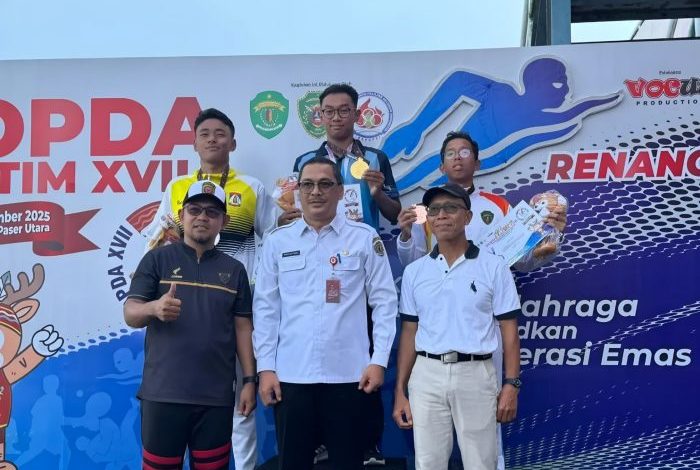 Atlet renang Rama Vardana Priyandono saat naik podium Juara 1.