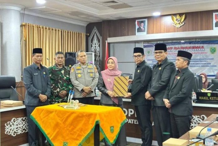 Penyerahan Raperda APBD Rahun 2025 di Ruang Rapat Gabungan Komisi DPRD Berau, Tanjung Redeb pada Minggu malam (30/11/2025).