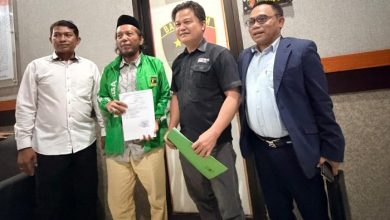 Wakil Ketua DPW PPP Kaltim Sobirin saat menyampaikan laporan resmi pembakaran bendera partai ke Polresta Samarinda, Senin (25/5/2026).