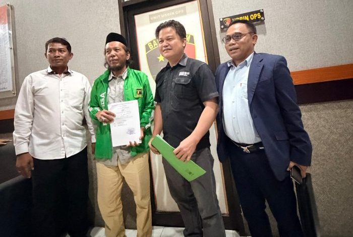 Wakil Ketua DPW PPP Kaltim Sobirin saat menyampaikan laporan resmi pembakaran bendera partai ke Polresta Samarinda, Senin (25/5/2026).