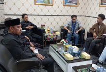 Ketua DPRD Kota Samarinda, Helmi Abdullah, saat menerima audiensi pengurus GMKI di Ruang Rapat Ketua DPRD Samarinda, Selasa (2/6/2026).