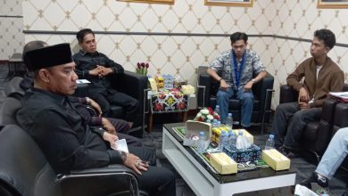 Ketua DPRD Kota Samarinda, Helmi Abdullah, saat menerima audiensi pengurus GMKI di Ruang Rapat Ketua DPRD Samarinda, Selasa (2/6/2026).