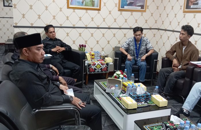 Ketua DPRD Kota Samarinda, Helmi Abdullah, saat menerima audiensi pengurus GMKI di Ruang Rapat Ketua DPRD Samarinda, Selasa (2/6/2026).