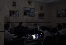 Ketua DPRD Samarinda Helmi Abdullah saat menerima audensi pengurus baru PMKRI dalam keadaan lampu padam, Senin (29/6/2026).
