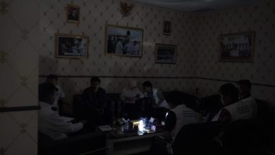 Ketua DPRD Samarinda Helmi Abdullah saat menerima audensi pengurus baru PMKRI dalam keadaan lampu padam, Senin (29/6/2026).