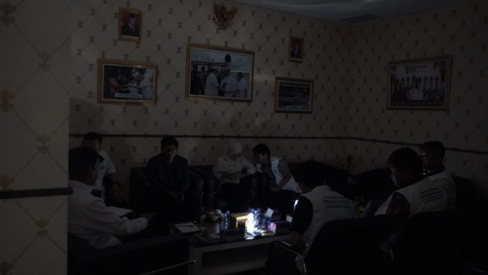 Ketua DPRD Samarinda Helmi Abdullah saat menerima audensi pengurus baru PMKRI dalam keadaan lampu padam, Senin (29/6/2026).