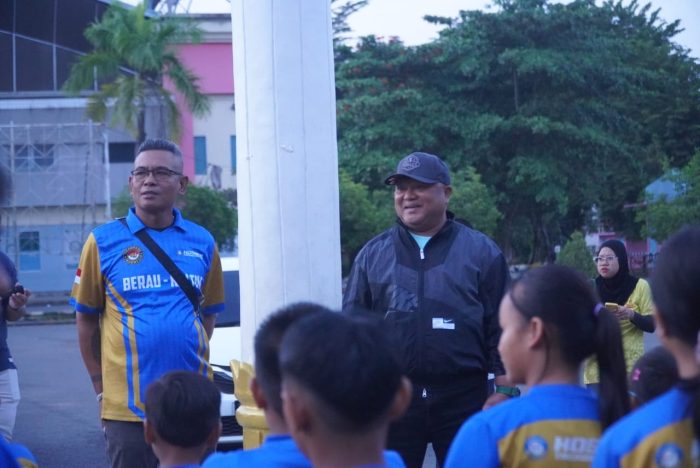 Wakil Bupati Berau melepas atlet takwondo di Tribun GOR Pemuda, Tanjung Redeb, Jumat (24/7/2026) pagi. Mereka akan berlaga pada Kejuaraan Taekwondo Bupati Malinau Cup VI.