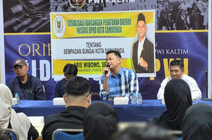 Anggota DPRD Samarinda Arie Wibowo menggelar Sosialisasi Rancangan Peraturan Daerah Inisiasi DPRD Kota Samarinda tentang Sempadan Sungai Kota Samarinda di Gedung PWI Kalimantan Timur, Kamis (23/7/2026).