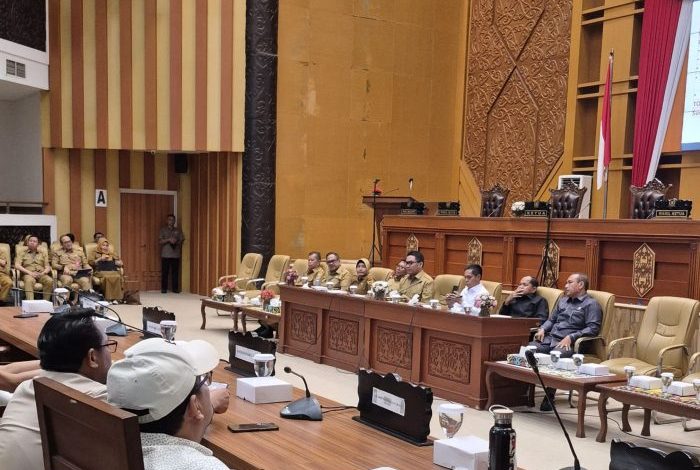 Rapat pembahasan Rancangan Anggaran Pendapatan dan Belanja Daerah (RAPBD) Kota Samarinda tahun 2027 di Gedung DPRD Kota Samarinda, Selasa (11/8/2026).
