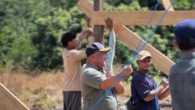 Wakil Bupati Berau Gamalis ikut membantu proses pembangunan SD 001 Filial Birang.