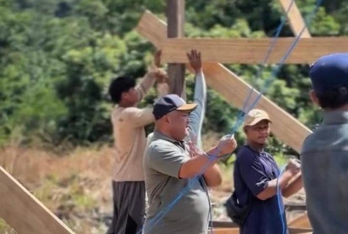 Wakil Bupati Berau Gamalis ikut membantu proses pembangunan SD 001 Filial Birang.