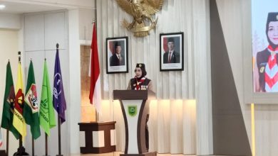 Bupati Berau Sri Juniarsih saat menghadiri pelantikan Majelis Pembimbing Cabang (Mabicab) dan Pengurus Kwarcab Gerakan Pramuka Berau di Balai Mufakat, Selasa (4/8/2026).