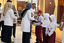 Bupati Berau Juniarsih Mas menyerahkan secara simbolis paket seragam sekolah saat Rakor PAUD, Rabu (5/8/2026).