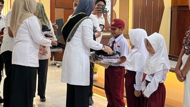 Bupati Berau Juniarsih Mas menyerahkan secara simbolis paket seragam sekolah saat Rakor PAUD, Rabu (5/8/2026).
