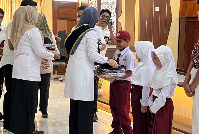 Bupati Berau Juniarsih Mas menyerahkan secara simbolis paket seragam sekolah saat Rakor PAUD, Rabu (5/8/2026).