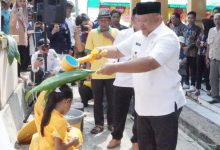 Wakil Bupati Berau menghadiri Tradisi Bahari Tulak Bala Buang Naas di Kecamatan Talisayan, Selasa (12/8/2026).