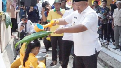 Wakil Bupati Berau menghadiri Tradisi Bahari Tulak Bala Buang Naas di Kecamatan Talisayan, Selasa (12/8/2026).
