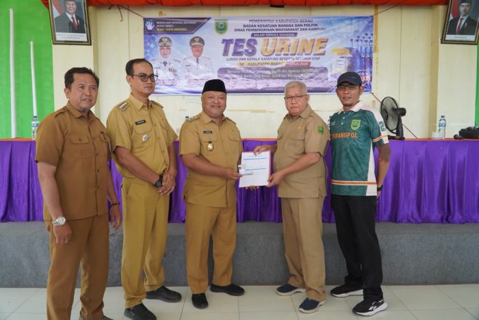 Wakil Bupati Berau Gamalis memantau langsung pelaksanaan tes urine di Kantor Kecamatan Batu Putih, Selasa (11/8/2026).
