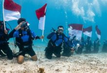 Pengibaran Bendera Merah Putih di bawah laut Pulau Maratua, Berau, Senin (17/8/2026).