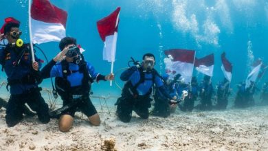 Pengibaran Bendera Merah Putih di bawah laut Pulau Maratua, Berau, Senin (17/8/2026).