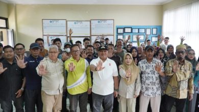 Wakil Bupati Berau Gamalis memantau proses pemeriksaan tes urine di Kantor Camat Pulau Derawan, Jumat (21/8/2026).