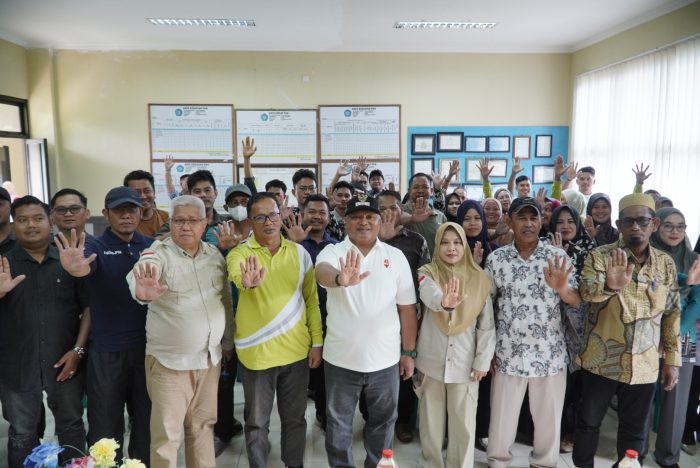 Wakil Bupati Berau Gamalis memantau proses pemeriksaan tes urine di Kantor Camat Pulau Derawan, Jumat (21/8/2026).