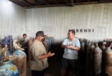 Wakil Bupati Berau Gamalis saat mengecek pasokan oksigen medis di PT Harapan Prima Jaya, Kamis (3/9/2026).