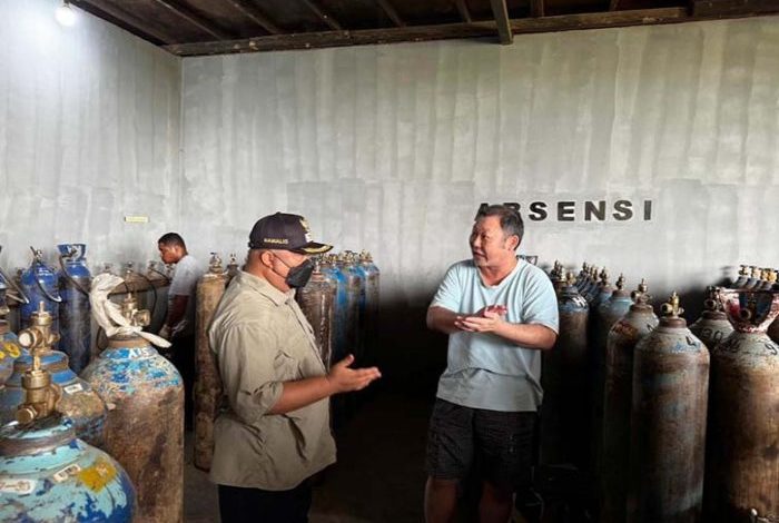 Wakil Bupati Berau Gamalis saat mengecek pasokan oksigen medis di PT Harapan Prima Jaya, Kamis (3/9/2026).