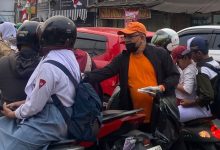 Wakil Ketua Komisi III DPRD Kota Samarinda, Arif Kurniawan membagikan ribuan masker gratis ke para pelajar di Samarinda. (foto: Muhammad Ainul Rizal)