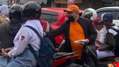 Wakil Ketua Komisi III DPRD Kota Samarinda, Arif Kurniawan membagikan ribuan masker gratis ke para pelajar di Samarinda. (foto: Muhammad Ainul Rizal)