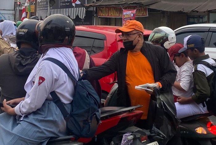 Wakil Ketua Komisi III DPRD Kota Samarinda, Arif Kurniawan membagikan ribuan masker gratis ke para pelajar di Samarinda. (foto: Muhammad Ainul Rizal)