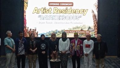 Yayasan Genta Warisan Budaya Alam Nusantara menggelar Artist Residency Dayak Eksodus bertajuk “Jejak Tanah, Identitas dan Perubahan” di Gedung Taman Budaya, Sabtu (12/9/2026) malam.