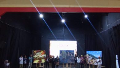 Workshop melukis tote bag dalam rangkaian Artist Residency Dayak Eksodus “Jejak Tanah, Identitas dan Perubahan” di Gedung Taman Budaya, Sabtu (12/9/2026) malam.