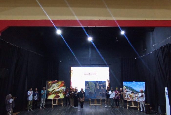 Workshop melukis tote bag dalam rangkaian Artist Residency Dayak Eksodus “Jejak Tanah, Identitas dan Perubahan” di Gedung Taman Budaya, Sabtu (12/9/2026) malam.