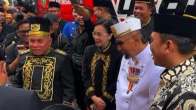 Isran Noor bersama Sultan Aji Muhammad Arifin pada pembukaan Erau 2026.