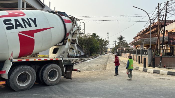 Perbaikan jalan di Jalan Muso Bin Salim Kecamatan Tenggarong, Kabupaten Kutai Kartanegara.