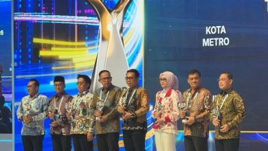 : Wakil Bupati Kukar Rendi Solihin menerima trofi TPID Award 2026 di JICC Jakarta, Kamis (24/9/2026).