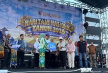 Bupati Kukar resmi membuka Gencarkan Hari Tani Nasional 2026 di Lapangan Parkir Stadion Rondong Demang Tenggarong, Jum'at (25/9/2026).